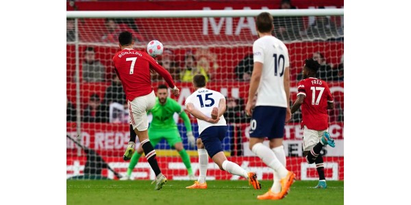 CRISTIANO RONALDO a Lionel Messi čelí úplně jiným situacím